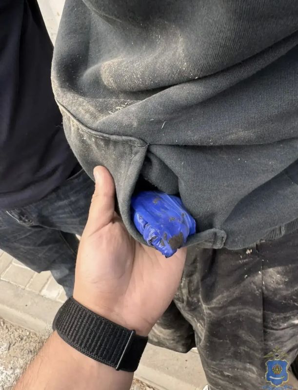 Сотрудники наркоконтроля задержали астраханца, подозреваемого в покушении на сбыт крупной партии наркотиков Сотрудники наркоконтроля задержали астраханца, подозреваемого в покушении на сбыт крупной партии наркотиков