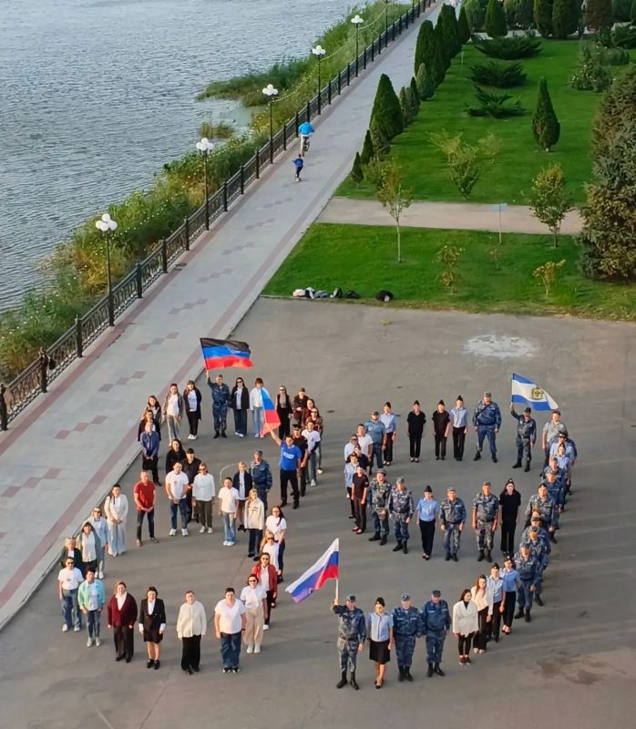 Члены молодежного совета Управления Федерального казначейства по Астраханской области совместно с представителями Молодежных советов Федеральных органов исполнительной власти приняли участие во Флешмобе «Мы едины и... Члены молодежного совета Управления Федерального казначейства по Астраханской области совместно с представителями Молодежных советов Федеральных органов исполнительной власти приняли участие во Флешмобе «Мы едины и...