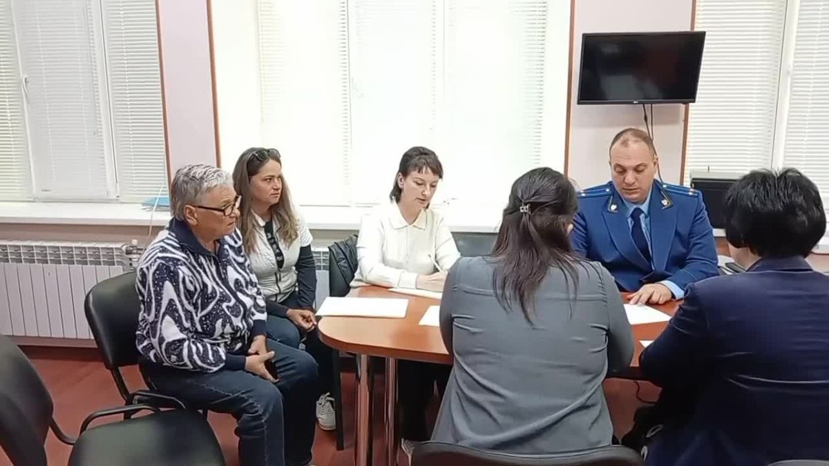Зарплаты, лекарства и помощь семьям бойцов: первый заместитель прокурора области Ростислав Гладышев провел прием жителей Лиманского района