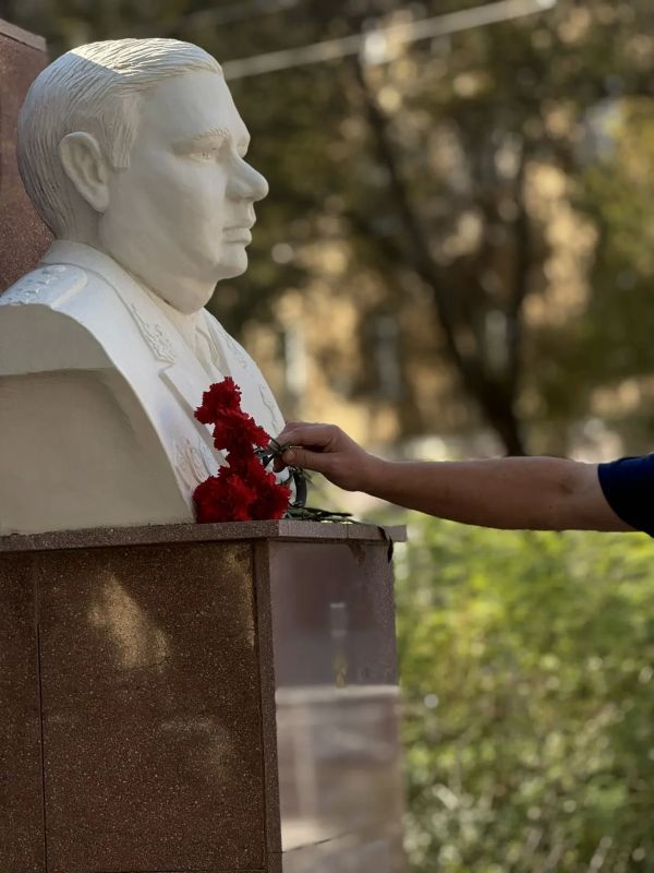 В Астрахани прошло торжественное возложение цветов к памятнику Германа Угрюмова В Астрахани прошло торжественное возложение цветов к памятнику Германа Угрюмова