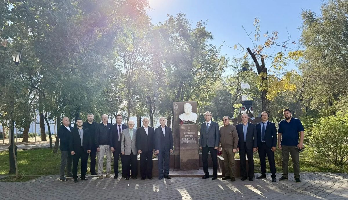 В Астрахани прошло торжественное возложение цветов к памятнику Германа Угрюмова