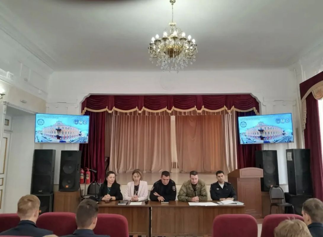 Полицейские провели встречу со студентами: профилактика правонарушений и кибербезопасность Полицейские провели встречу со студентами: профилактика правонарушений и кибербезопасность