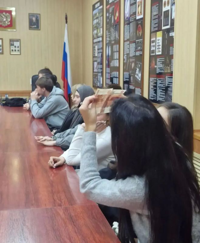 Студенты в гостях у экспертов: в Экспертно-криминалистическом центре состоялась профориентационная экскурсия Студенты в гостях у экспертов: в Экспертно-криминалистическом центре состоялась профориентационная экскурсия