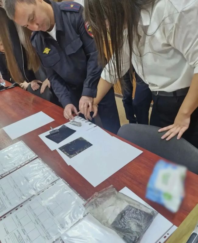Студенты в гостях у экспертов: в Экспертно-криминалистическом центре состоялась профориентационная экскурсия Студенты в гостях у экспертов: в Экспертно-криминалистическом центре состоялась профориентационная экскурсия