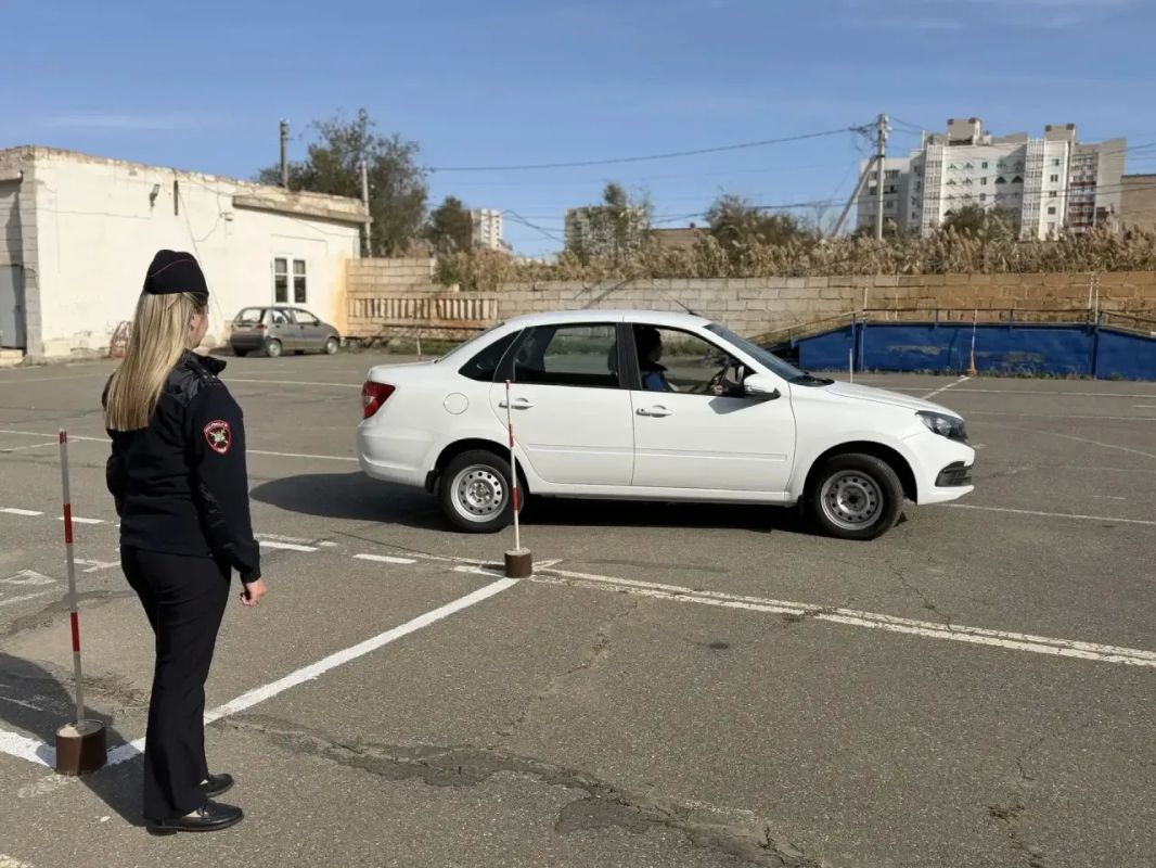 В Астраханской области дорожные полицейские поздравили водителей с Днём автомобилиста В Астраханской области дорожные полицейские поздравили водителей с Днём автомобилиста