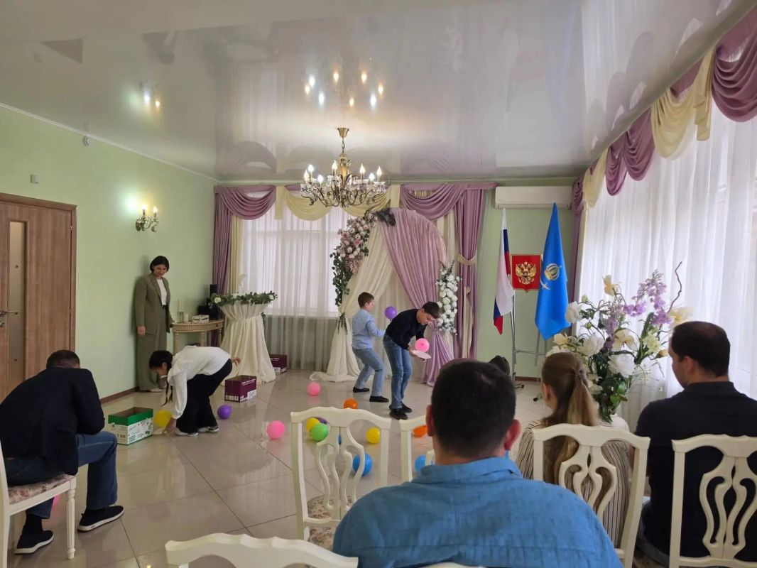 «Мой папа — волшебник»: тёплая встреча ко Дню отца в отделе № 2 службы ЗАГС Астраханской области! «Мой папа — волшебник»: тёплая встреча ко Дню отца в отделе № 2 службы ЗАГС Астраханской области!