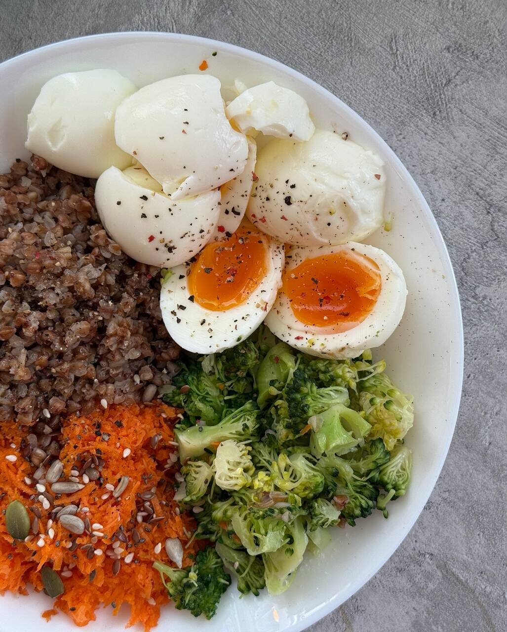 Когда хочется простого: тарелка с гречкой, овощами и яйцом